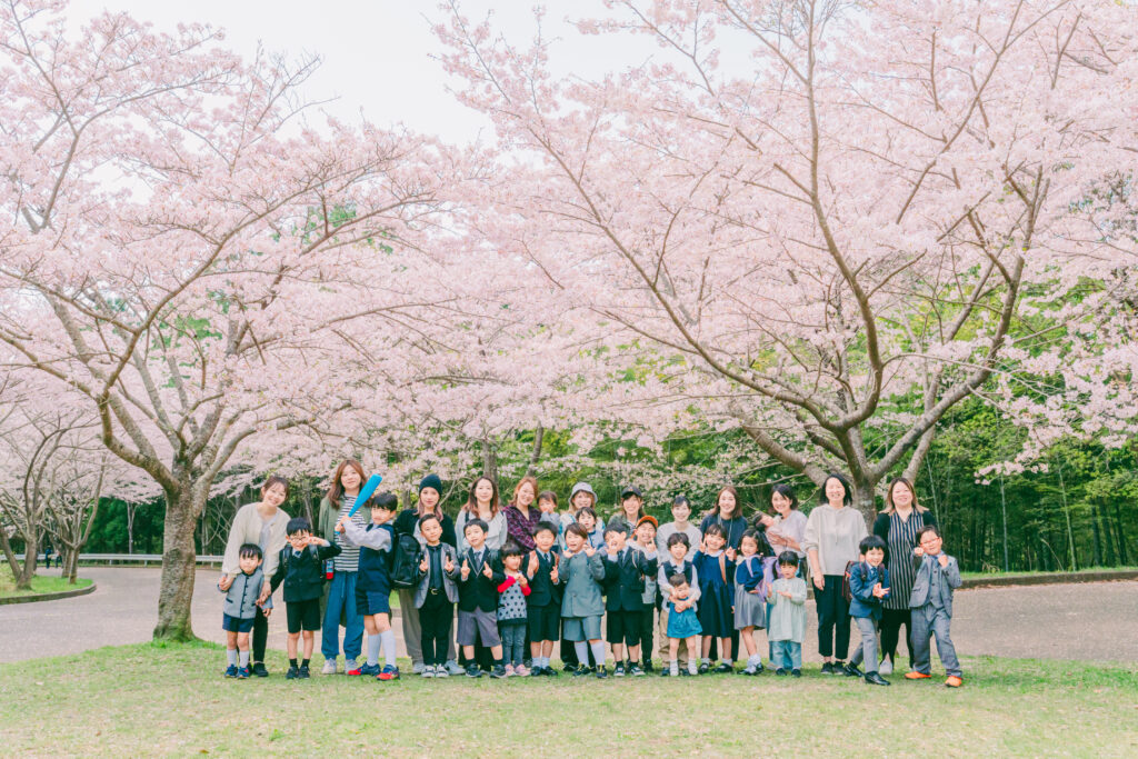 桜の下で友達と入学記念の写真🌸